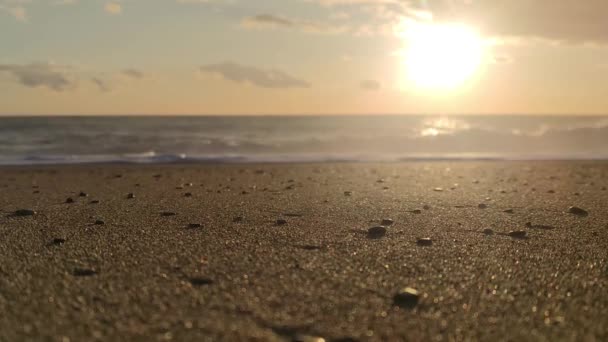 海水の上の日没の眺め 夕暮れ時のカラフルな空の黄金の太陽と海の波がビーチに向かって突入します 滑らかな海の上に素晴らしい夕日 ビーチでの美しい夕日 — ストック動画