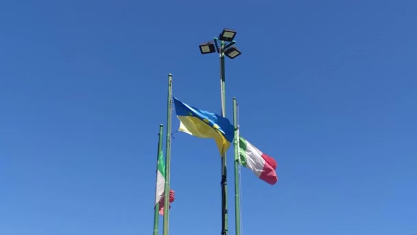 Oekraïne Italië Vlaggen Vlaggenmasten Tegen Blauwe Lucht Staatsvlaggen Van Italiaanse — Stockvideo