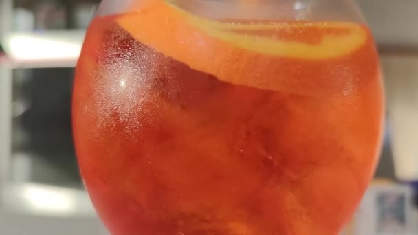Copo Cocktail Orange Spritz Fatia Laranja Dentro Bebida Delicioso Cocktail — Vídeo de Stock