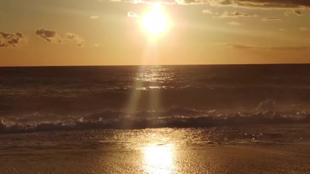 Вид Закат Над Морской Водой Золотое Солнце Красочном Небе Сумерках — стоковое видео