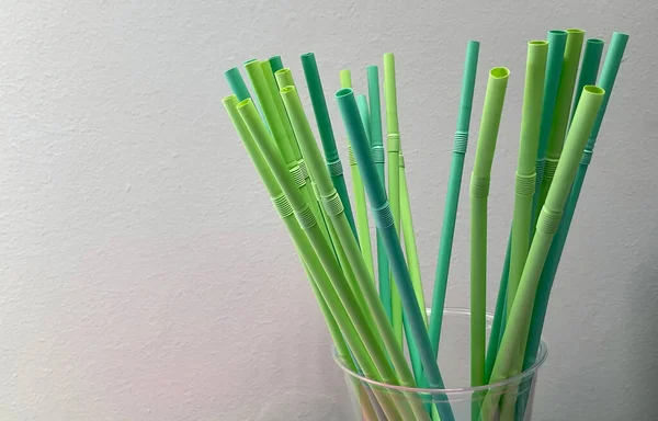 Pajitas Vaso Primer Plano Colección Paja Plástico Azul Verde Sobre — Foto de Stock