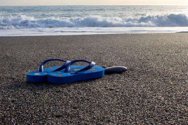 ターコイズブルーの水 カラブリア イタリアの休暇 暑い夏の日と日当たりの良い熱帯ビーチ ビーチでのフリップフロップの閉じる 休日のコンセプト — ストック写真