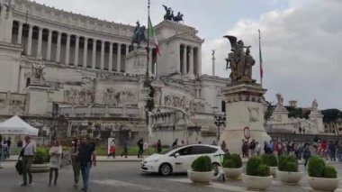 4 Haziran 2022, Roma, Vatikan 'daki St. Peter Meydanı' ndaki Carlo Maderno çeşmesi. Navona Meydanı, dört nehrin çeşmesi. Videoyu hızlandır. Bulutlu gökyüzü. İtalya Roma.