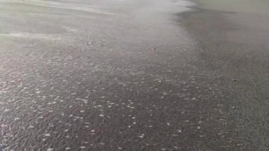 Tropikal kumsalın kumlarında deniz dalgaları. Güzel deniz dalgaları.