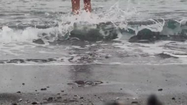 Deniz suyundan kaçan tanınmayan bir çocuğun geçmişine. Tyrhenian Denizi kıyısındaki 4K UHD elemanı. Tatil kavramı.