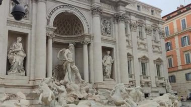 İtalya, Roma 'daki Trevi Çeşmesi. Çeşme heykellerinin dar bir görüntüsü. Roma 'daki Navona Meydanı çeşmesi.