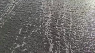 Tropikal kumsalın kumlarında deniz dalgaları. Güzel deniz dalgaları.