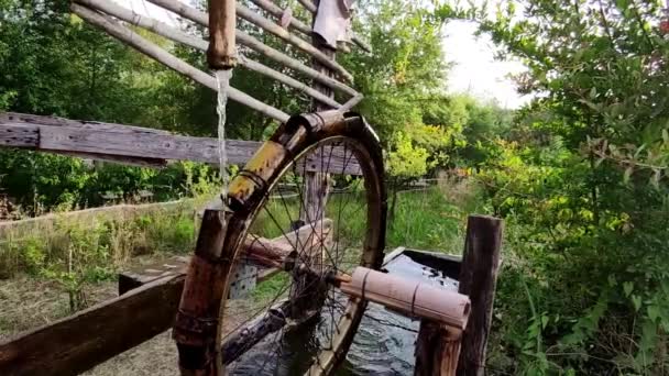 Handgemachte Wassermühle Dreht Sich Aus Wasser Das Konzept Der Ruhe — Stockvideo