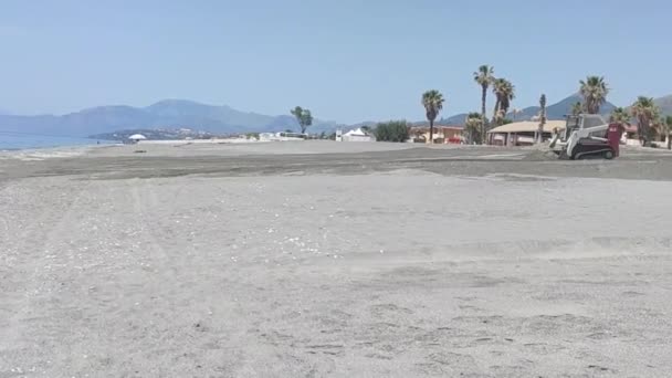 Small Tractor Levels Sand Deserted Beach Calabria Italy Beginning Tourist — Stockvideo