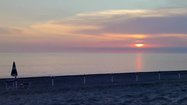 Kolorowy Zachód Słońca Nad Morzem Turyści Idą Nad Morze Odpocząć — Wideo stockowe