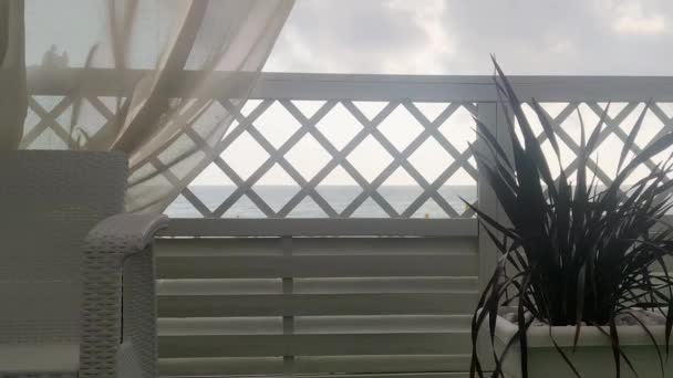 Biała Tkanina Plażowa Kołysze Się Wietrze Widok Restauracji Plaży Morza — Wideo stockowe