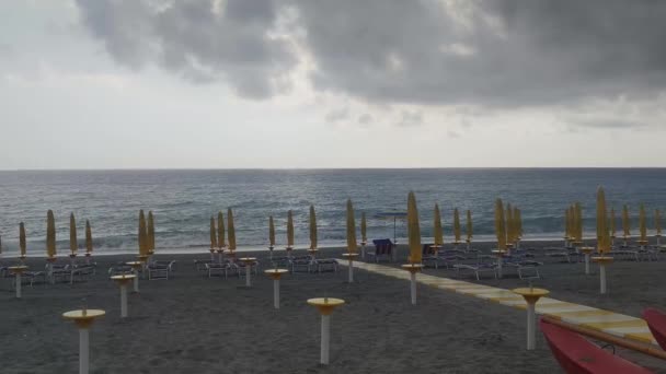 Beach Umbrellas Seashore Anticipation Tourists Beach Italy Calabria Waiting Guests — Stock Video