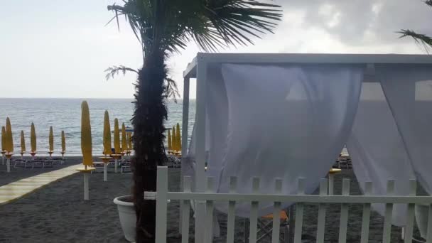 Ein Weißes Strandzelt Wiegt Sich Wind Blick Vom Strandzelt Auf — Stockvideo