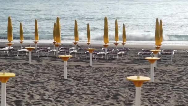 Sombrillas Playa Orilla Del Mar Anticipación Los Turistas Playa Italia — Vídeos de Stock