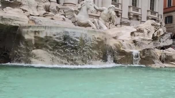 トレビの泉ローマ イタリア 噴水の彫刻の終わりのショット ローマのナヴォーナ広場の噴水 スローモーション — ストック動画