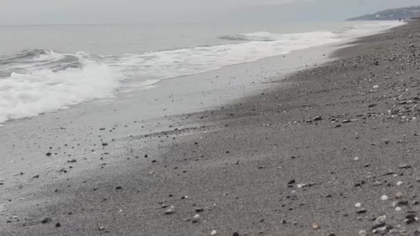 Benen Voeten Lopen Golven Van Zeewater Een Zandstrand Hij Loopt — Stockvideo