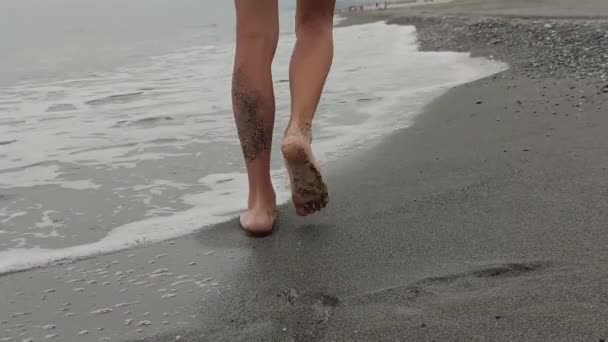 Nogi Nogi Spacerujące Falach Morskiej Wody Piaszczystej Plaży Facet Spaceruje — Wideo stockowe