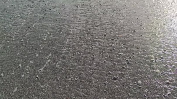 平静的海洋表面与一个无缝的小波循环 绿松石海浪在沙滩上 Tyrhenian海 4K分辨率 — 图库视频影像