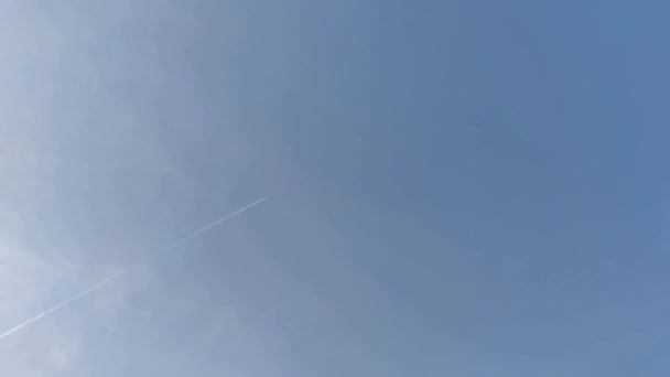 Gökyüzünde Bir Uçak Uçaktaki Beyaz Madde Mavi Gökyüzüne Karşı Irplane — Stok video