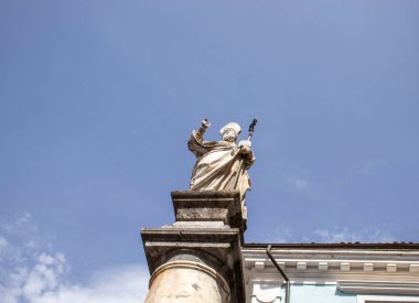 Addolorata Kilisesi yakınlarındaki heykel, Chiesa dell 'Addolorata, Maratea, Basilicata, İtalya, Avrupa. İtalya 'nın Basilicata bölgesinde güneşli bir günde anıt.