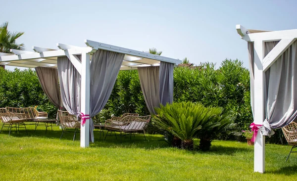 Gazebo Lona Blanca Con Muebles Jardín Plástico Césped Verde Verano — Foto de Stock