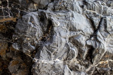 Siyah taş arka plan. Koyu, pis bir doku. Siyah mermer, doğal taş. Koyu siyah grunge, beton kaplama. Panorama koyu gri arka plan ya da doku. Taş duvar arkaplanı.