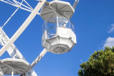 Retro White Lunapark Dönme dolabı Mavi Gök ve Bulutlara Karşı. Dönme dolap Mavi Gökyüzünde.