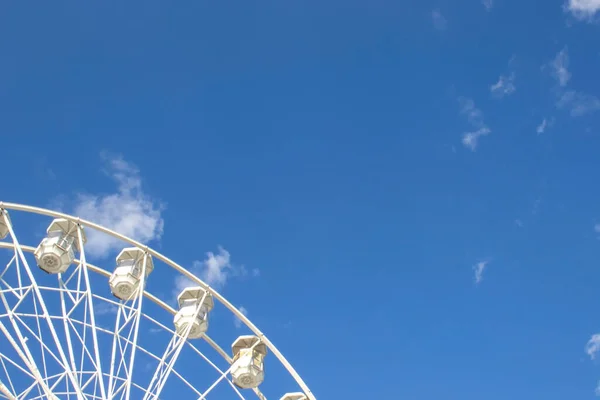 Grande Roue Blanche Dans Parc Attractions Contre Ciel Bleu Italie — Photo