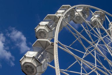 Mavi bulutlu gökyüzünde dönme dolap. Mutlu tatiller kavramı. Güzel beyaz dönme dolap İtalya 'da açık mavi gökyüzüne yakın çekim, Calabria. 