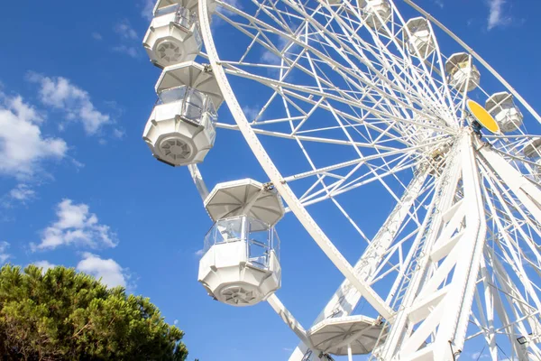 Belle Roue Blanche Ferris Gros Plan Contre Ciel Bleu Clair — Photo