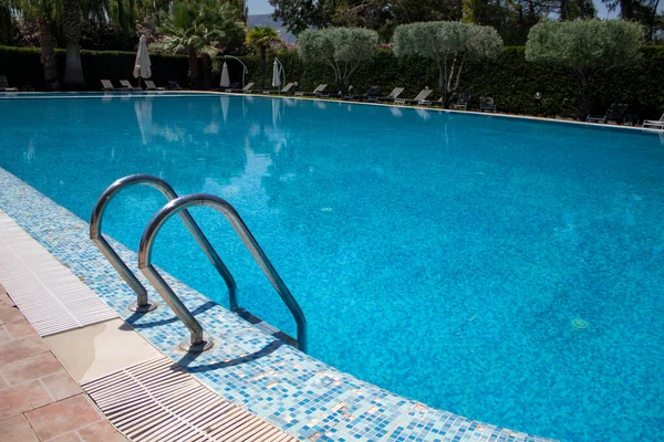 View Tropical Garden Swimming Pool Sun Loungers Relaxation Take Ladder — Foto de Stock