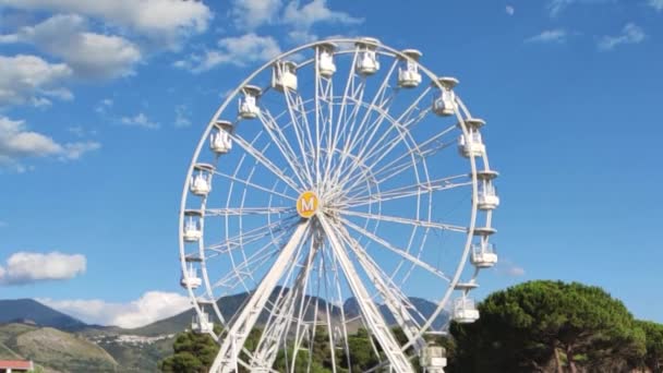 Ferris Wheel Beach Italy Giant White Ferris Wheel Spinning Heavenly — ストック動画