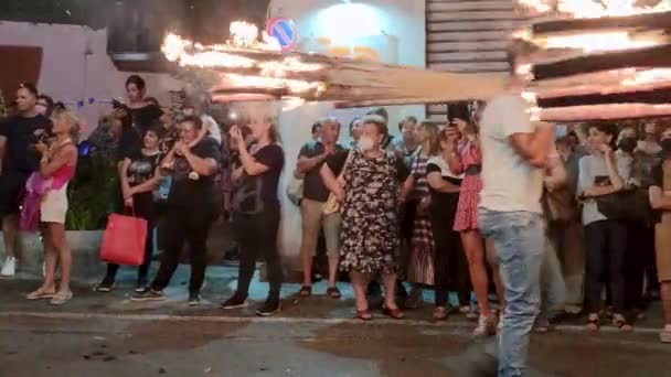 Феликаро Италия Июля 2022 Года Мужчины Ходят Оживленным Улицам Города — стоковое видео