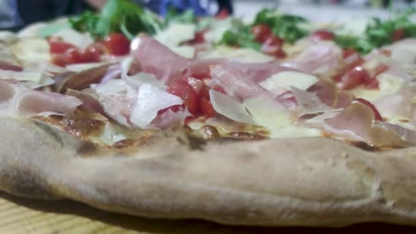 Κοντινό Πλάνο Της Φρεσκοψημένης Πίτσας Νόστιμο Τυρί Πεντανόστιμη Ιταλική Πίτσα — Αρχείο Βίντεο
