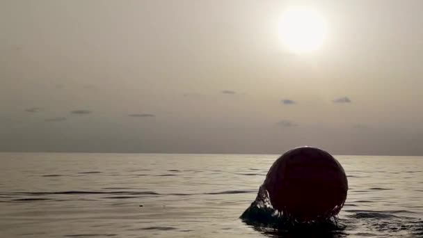 Капля Воды Всплеск Медленном Движении Мяч Вылетает Воды Фоне Моря — стоковое видео