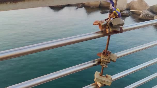 Love Padlocks Railing Bridge Solerno Southern Italy Locks Bridge Symbol — Vídeo de Stock