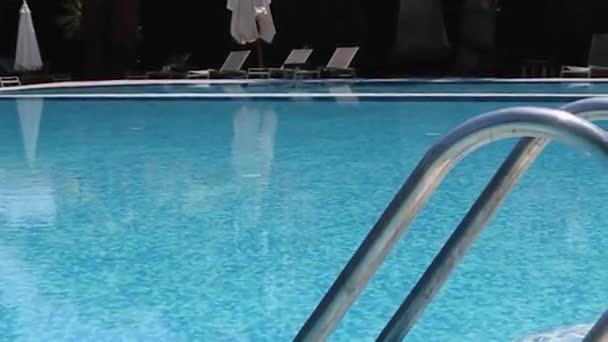 Metal Handrails Pool Blue Shining Water Pool Backdrop Tropical Trees — Stockvideo