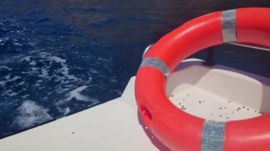 İtalya 'daki mavi renkli Tyrhenian Denizi' ne karşı bir gemide parlak kırmızı bir can simidi..