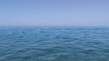 Mavi, güzel deniz dalgaları yakın plan. Doğal arka plan. Dalgaların yapısı, su bir dalgadan diğerine sorunsuzca geçer. Doğanın ve sükunetin arka planı.