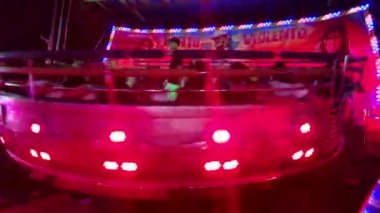 Scalea italia 23 Ağustos 2022 Güney Calabria 'daki Tagada Lunaparkı. Fuardaki eğlence cazibesi. Çocuklar eğlenceyi sever. Parlak Çekim. Eğlenceli konsept. 