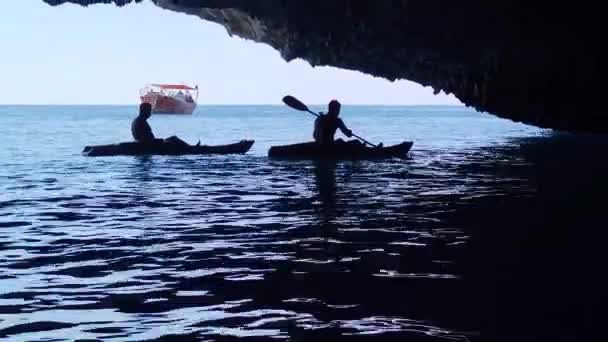 Onherkenbare Jongens Kajaks Zwemmen Een Blauwe Grot Een Eiland Calabrië — Stockvideo