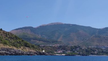 İtalya kıyılarının harika manzarası, Calabria. Turist dolu plajlar. Turizm ve eğlence kavramı..