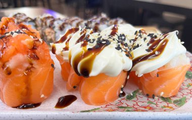 Japon yemeği, suşi ve saşimi. Somon, Yılan Balığı, Ton Balığı, Avokado, Kraliyet Karidesi, Cream Cheese Philadelphia, Havyar Tobica, Chuka. Suşi Menüsü. Japon Yemekleri.