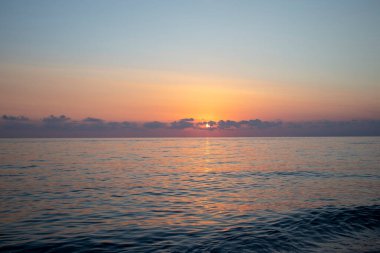 Yaz 'ın Günbatımında Deniz Üzerindeki Güzel Altın Gök ve Yansıma, Uzun Maruziyet. Calabria, Güney İtalya 'da Pastel Renklerinde Gün Doğumu.