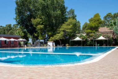 Yazın pankarta karşı tropik tatil beldesi olmayan bir havuz ürünlerinizi sergilemek veya yerleştirmek için kullanılabilir. Boş şezlong ve yüzme havuzu. 