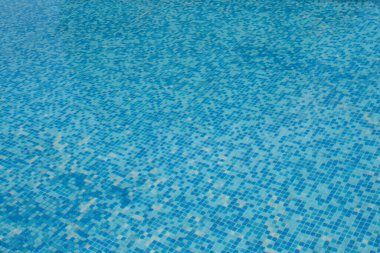 Havuzun Dibi 'nde. Yaz Arkaplanı. Su yüzeyinin dokusu. Yukarıdan Görünüm. Mavi Mozaiğin Arkaplanı.