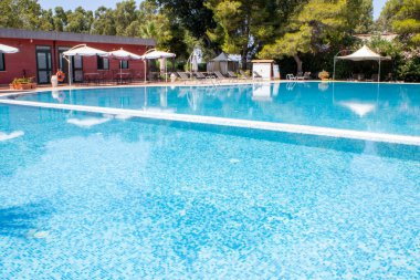 Yazın pankarta karşı tropik tatil beldesi olmayan bir havuz ürünlerinizi sergilemek veya yerleştirmek için kullanılabilir. Boş şezlong ve yüzme havuzu. 