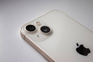 Zhytomyr, Ukrayna, 20 Ağustos 2022: iPhone 13 beyaz renkli 3d gerçekçi.