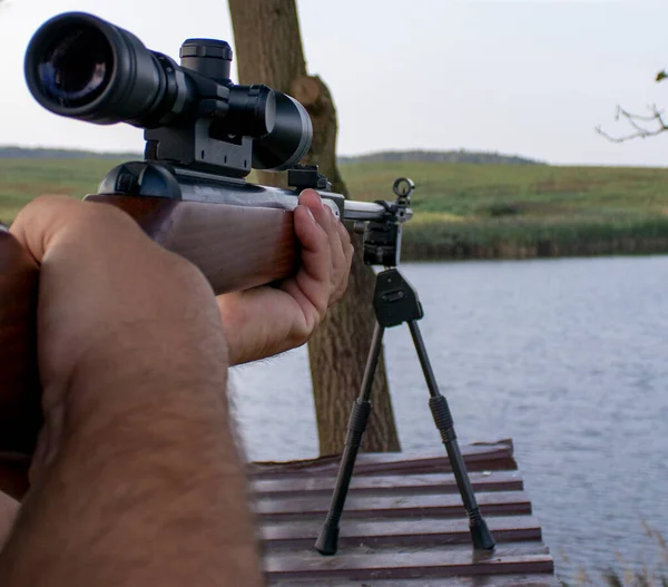 Jäger Schießen Mit Gewehr Zeigen Und Schießen — Stockfoto