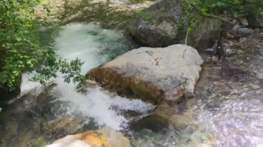 Dağ ve Nehir Manzaraları. İtalya Ulusal Parkı 'ndaki Fantastik Dağ Nehri. Calabria 'da. Dramatik Olağandışı Sahne.
